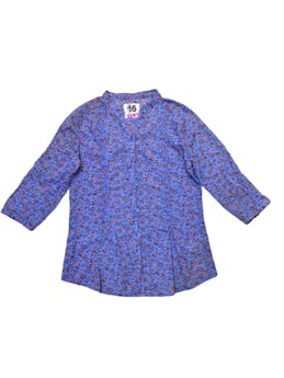 Blusa celeste con flores pequeñas rojas de manga larga con botón regulador, 100% algodón , busto:88cm , largo: 60 cm